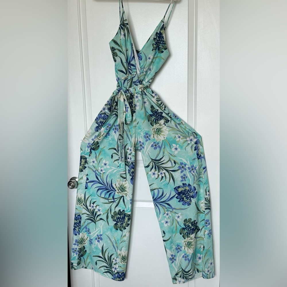 Gorgeous vibrant spaghetti strap jump suit